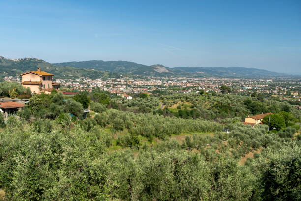 Vista di Buggiano Castello con la Valdinievole sullo sfondo